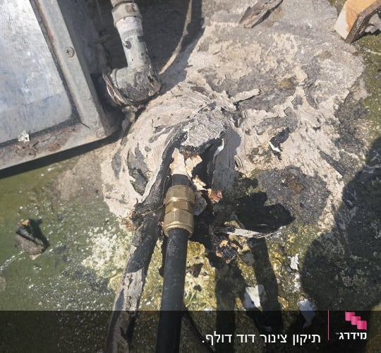 חיבורים וצינורות על גג עם סימני נזק